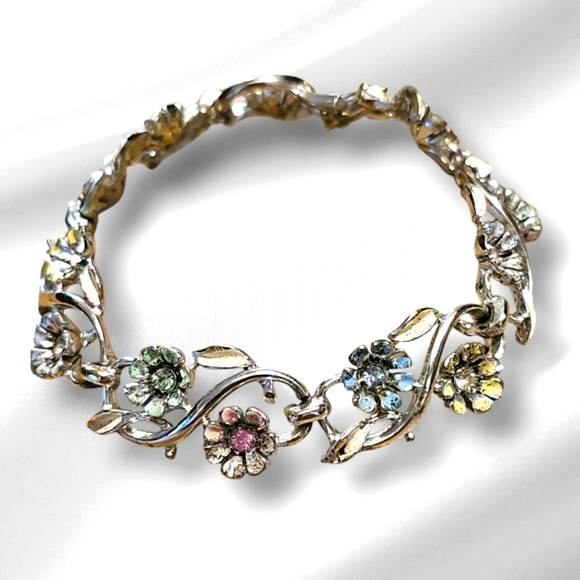 Rare Find,Mid-Century Vintage & Charming Crystal Rhinestone Floral Bracelet. - Picture 7 of 8